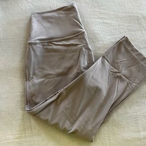 Lululemon Leggings Capri length Like New Condition - Lilac Purple Size 8